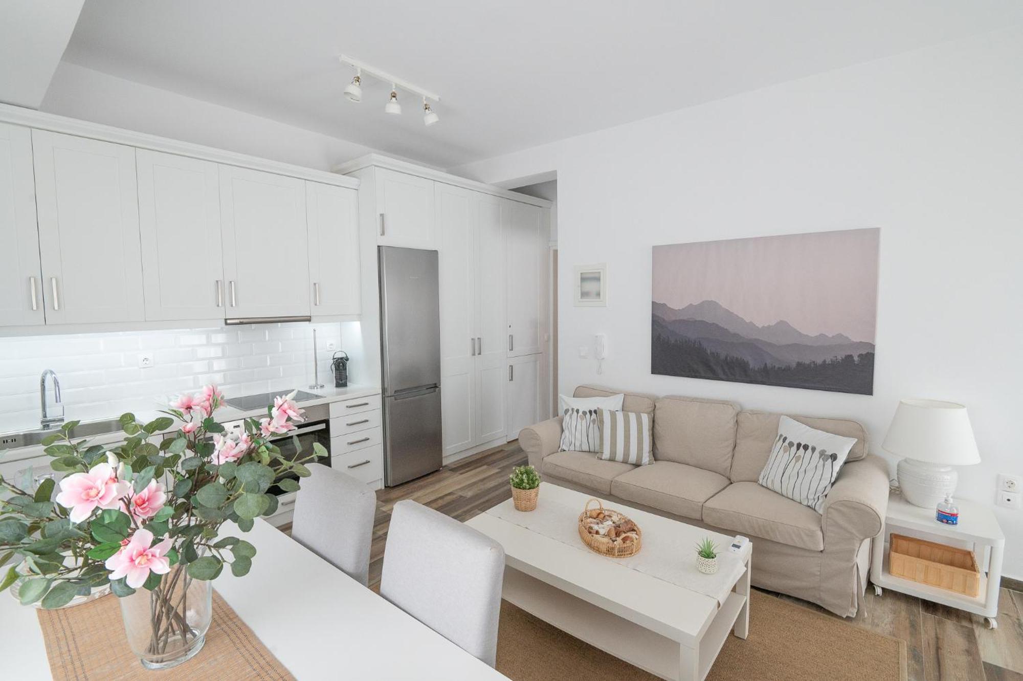 Pouletis Family Apartments - Akroyali Seaview Getaways 칼라마타 외부 사진