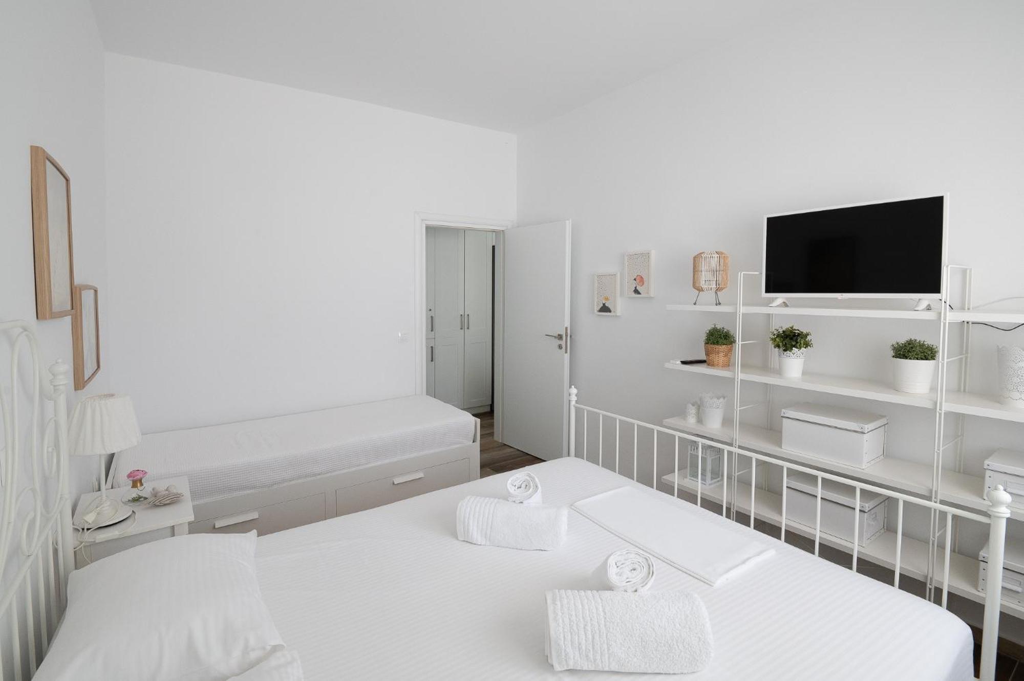 Pouletis Family Apartments - Akroyali Seaview Getaways 칼라마타 외부 사진