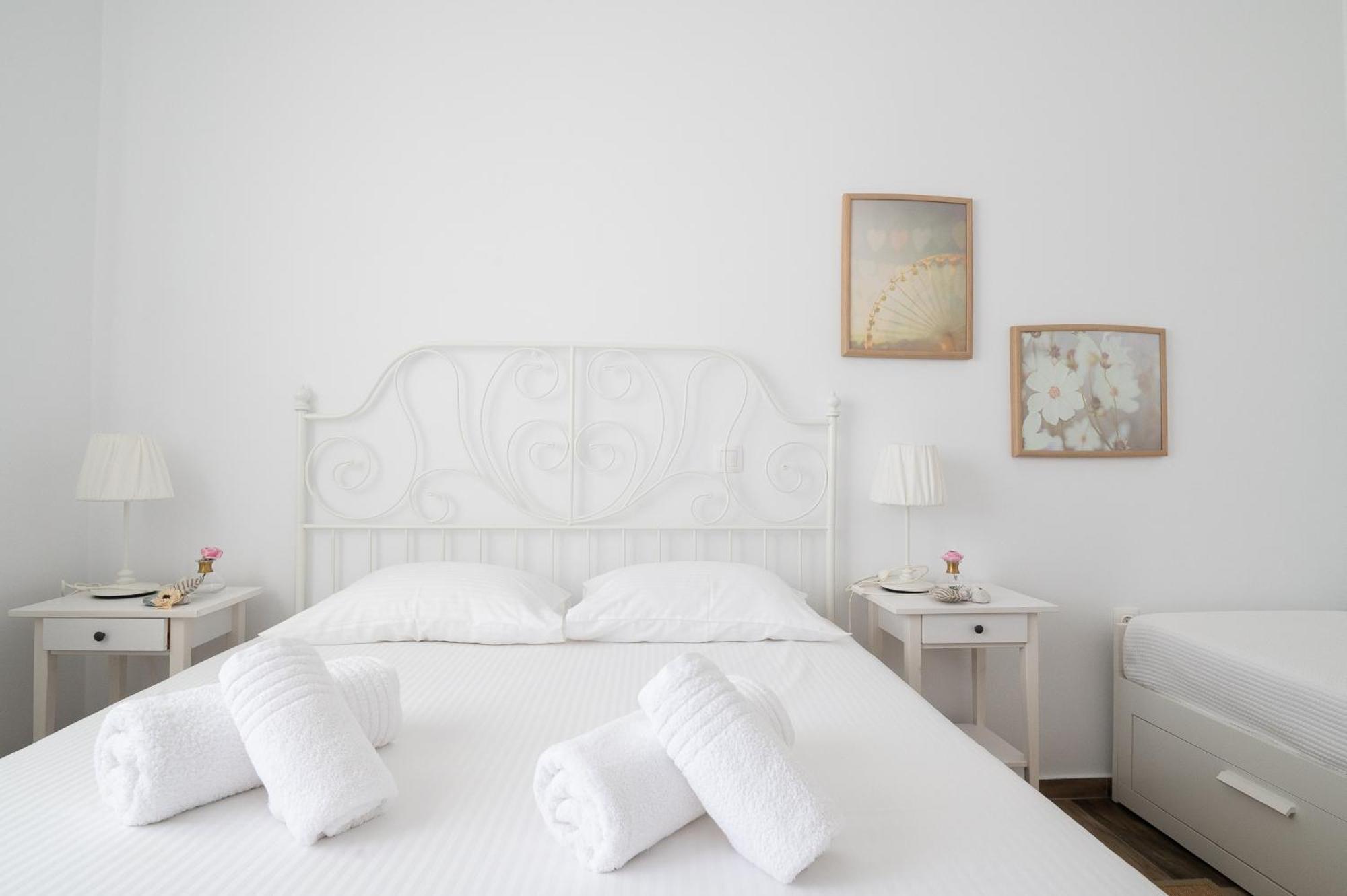Pouletis Family Apartments - Akroyali Seaview Getaways 칼라마타 외부 사진