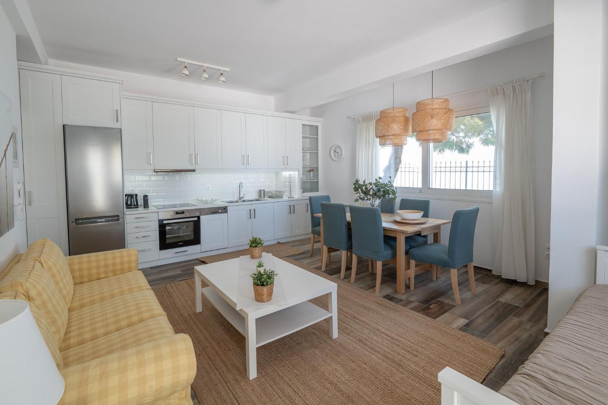 Pouletis Family Apartments - Akroyali Seaview Getaways 칼라마타 외부 사진