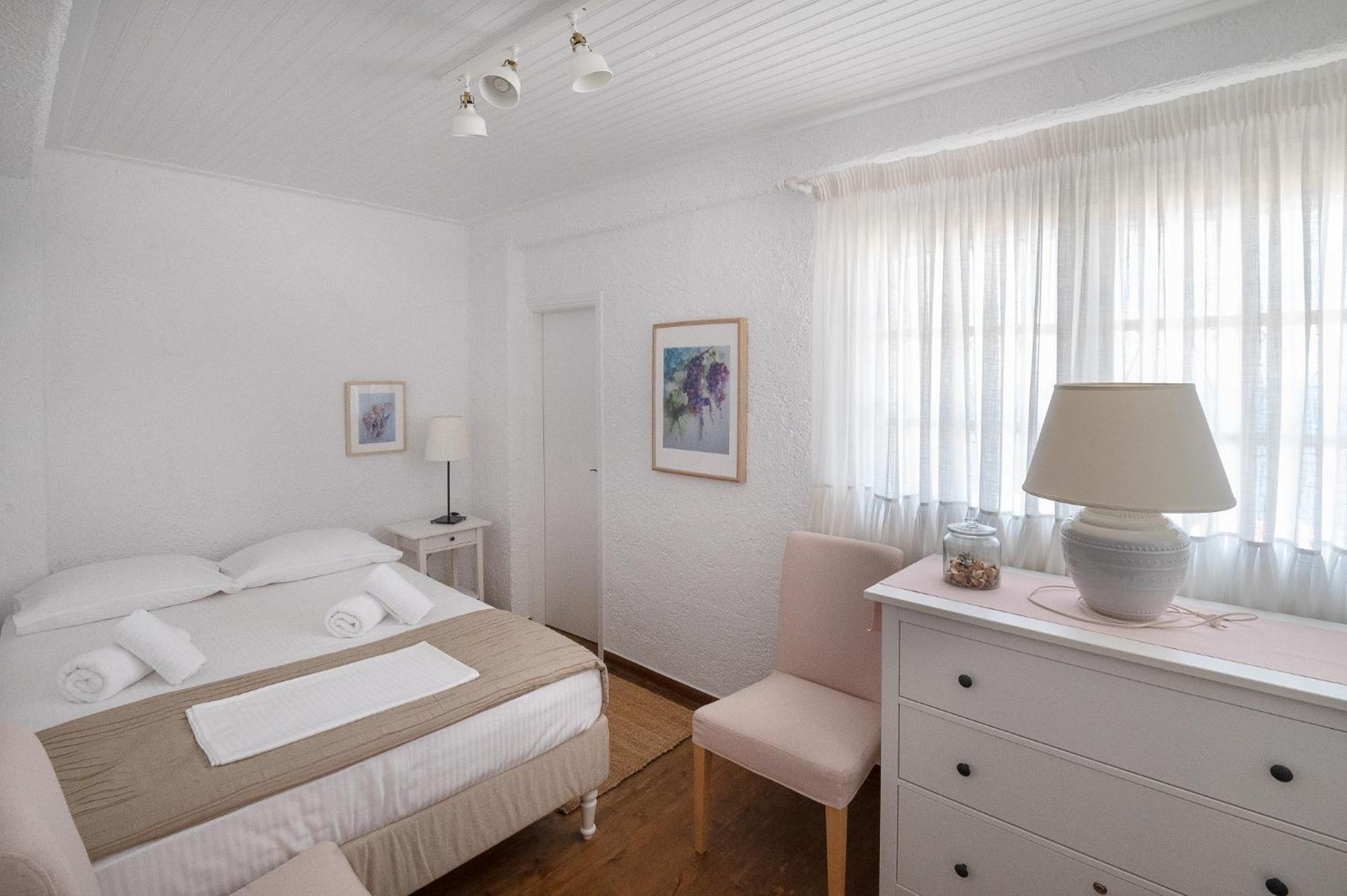 Pouletis Family Apartments - Akroyali Seaview Getaways 칼라마타 외부 사진