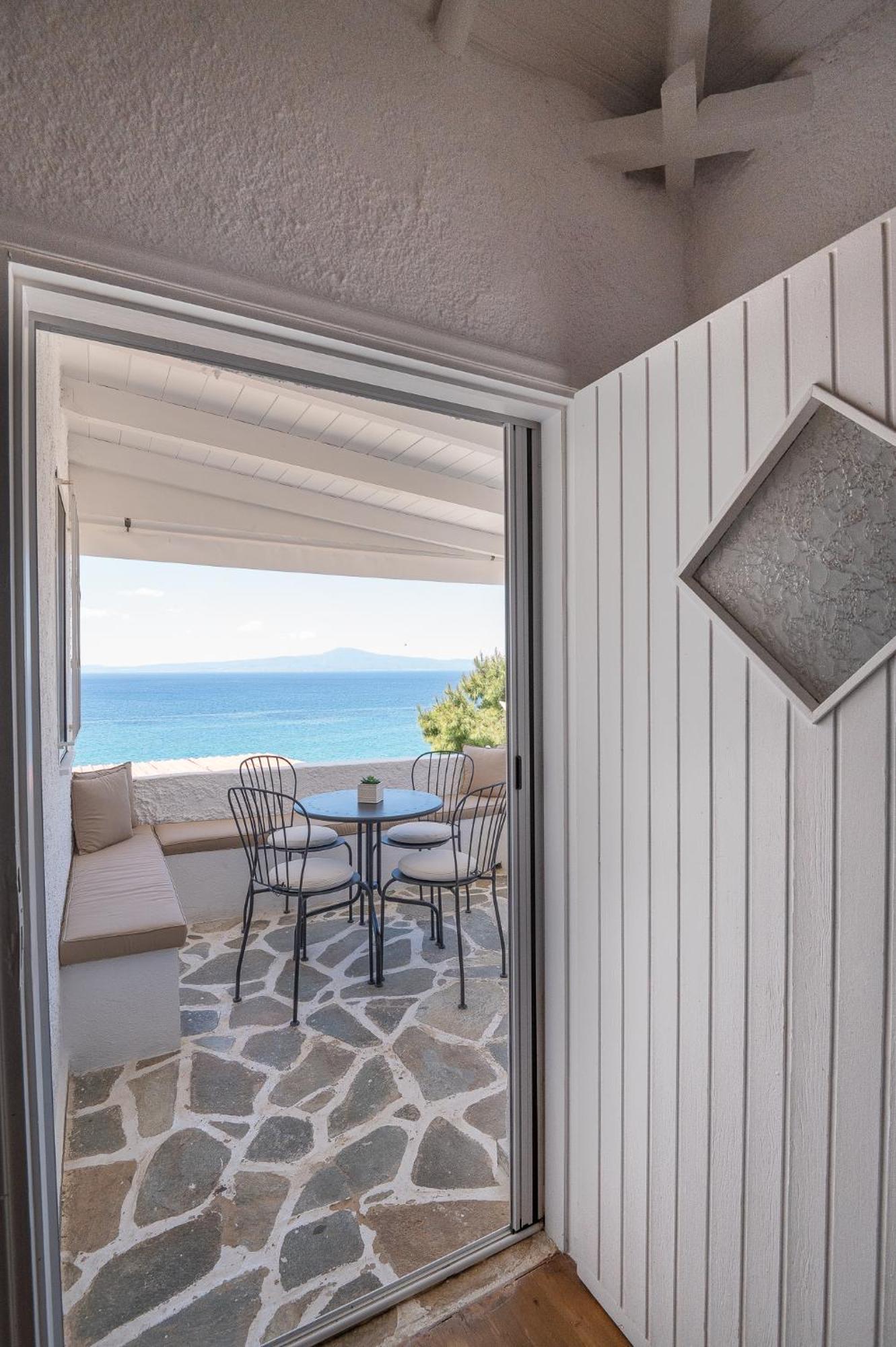 Pouletis Family Apartments - Akroyali Seaview Getaways 칼라마타 외부 사진