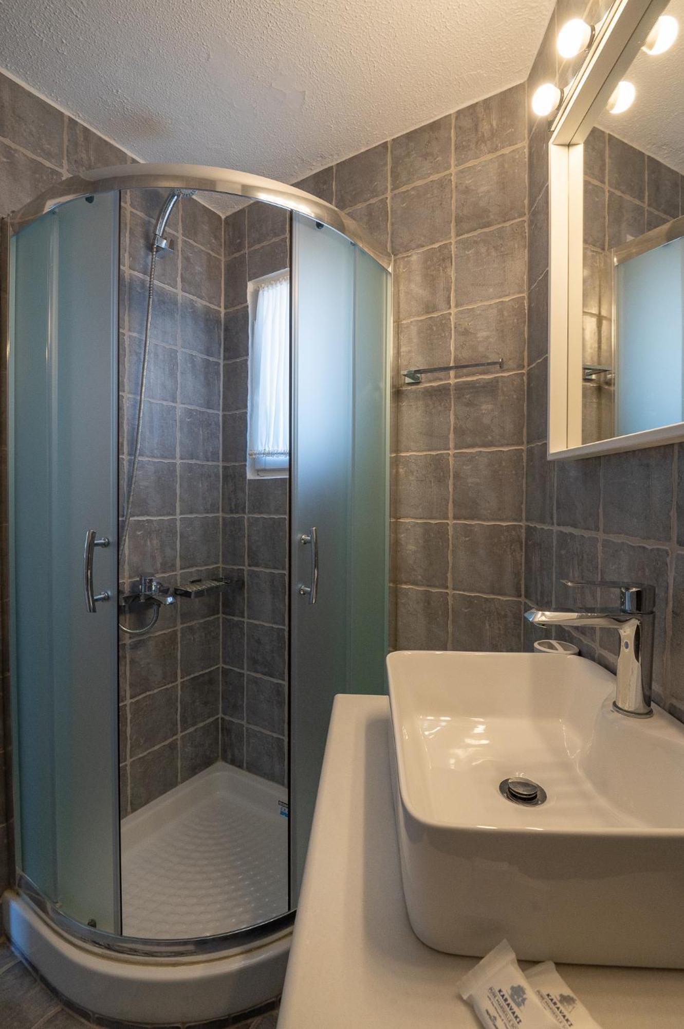 Pouletis Family Apartments - Akroyali Seaview Getaways 칼라마타 외부 사진