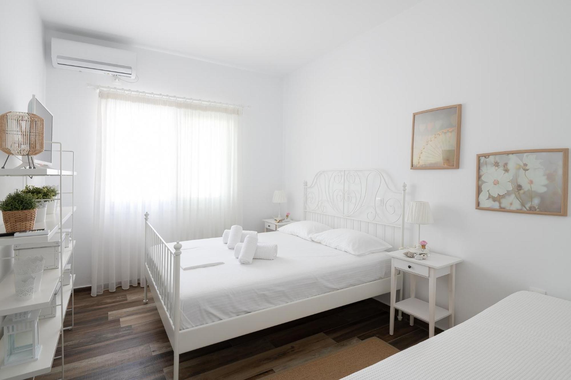 Pouletis Family Apartments - Akroyali Seaview Getaways 칼라마타 객실 사진