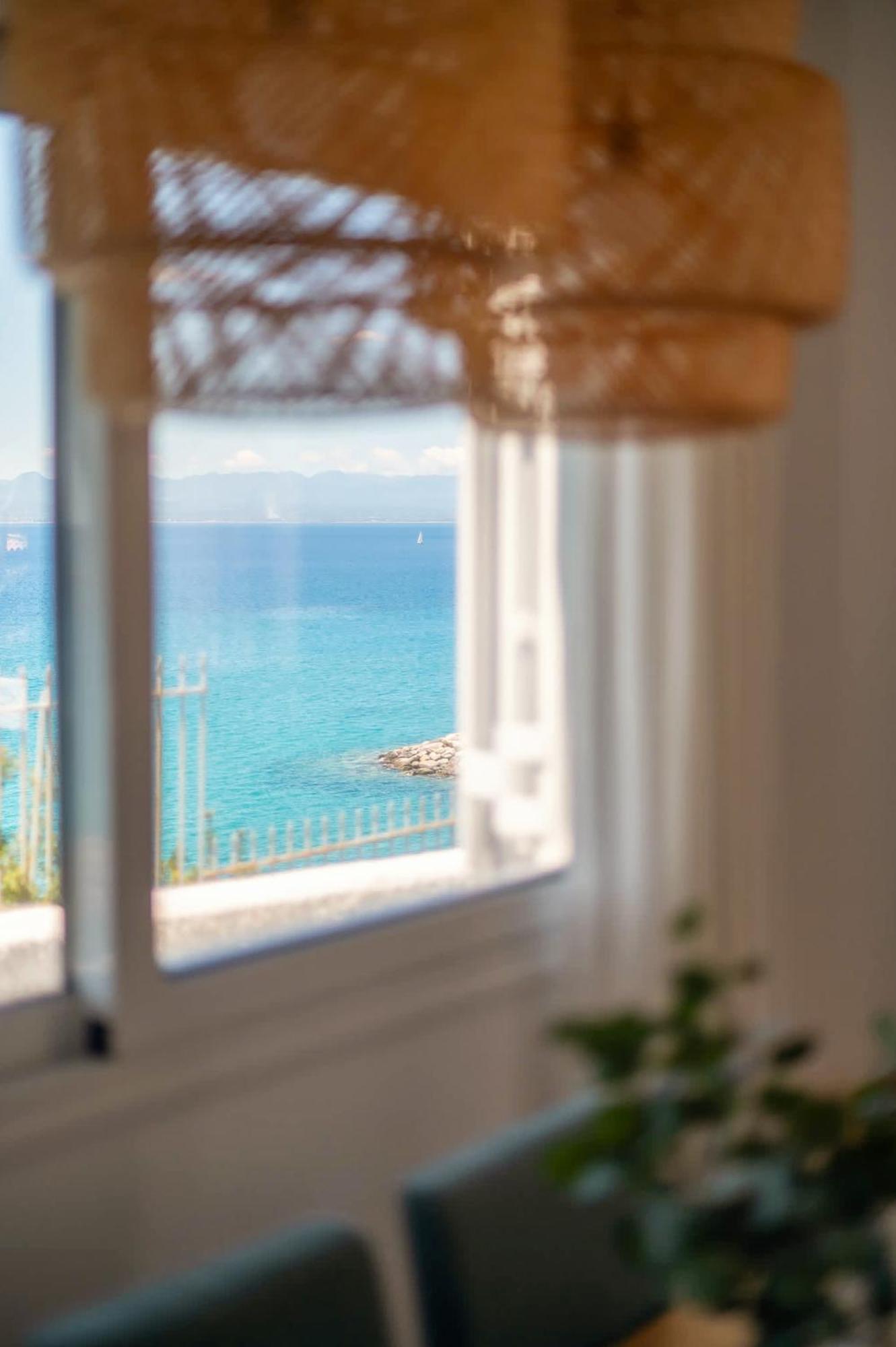 Pouletis Family Apartments - Akroyali Seaview Getaways 칼라마타 외부 사진